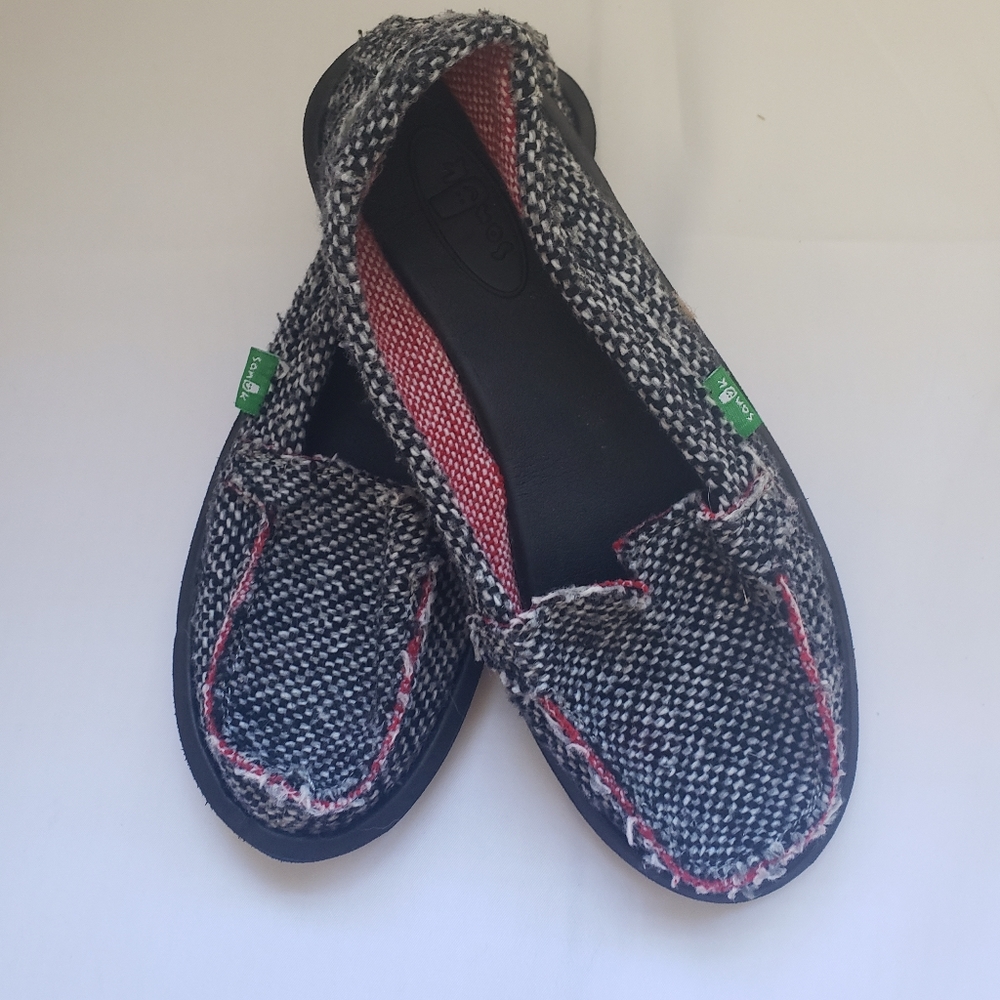 Sanuk black & white